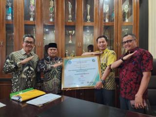 Piagam Penghargaan Implementasi Kebijakan Merdeka Belajar Kategori Madya Diraih Disdikpora Kampar